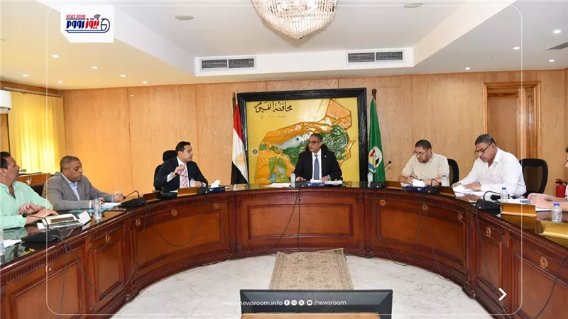محافظ الفيوم يتابع معدلات الأداء بملفي تقنين أملاك الدولة والتصالح