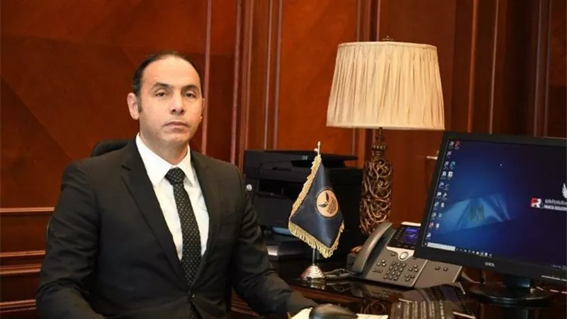 من هو الدكتور إسلام عزام رئيس البورصة المصرية الجديد ؟