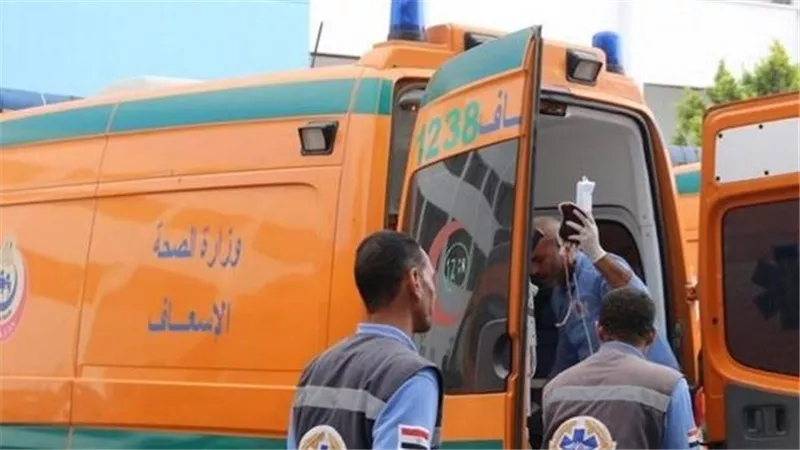 حادث أمام الجامعة الأمريكية يسفر عن إصابة سيدة بعد اصطدام سيارتها بالرصيف
