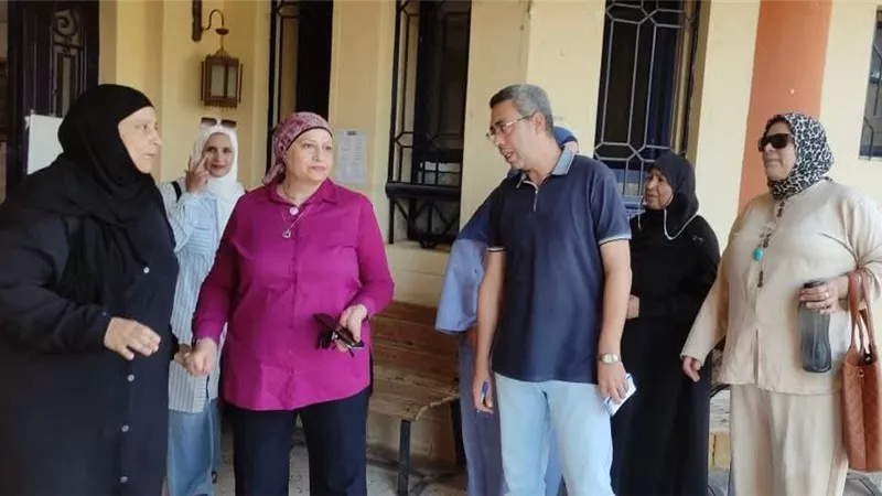 جولات ميدانية مكثفة لمديرة التربية والتعليم بالسويس لمتابعة تجهيز المدارس