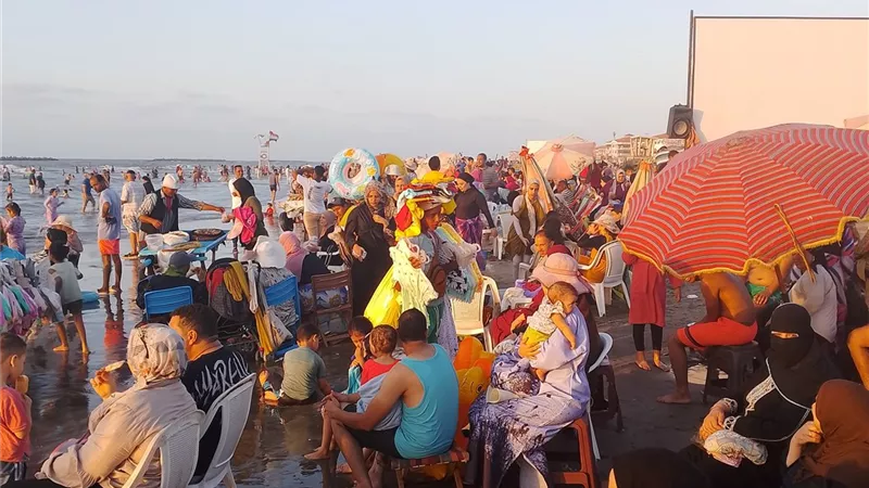 إقبال كثيف على شواطئ رأس البر رغم التحذيرات ورفع الرايات الحمراء