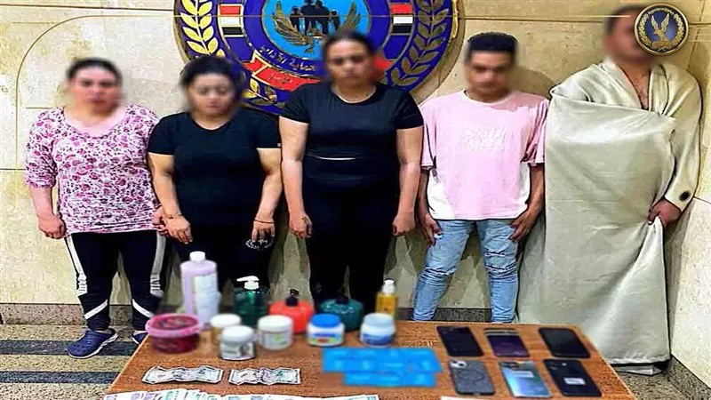 بتهمة استقطاب راغبي المتعة وتقديم خدمات مشبوهة.. حبس 5 متهمين في زايد    