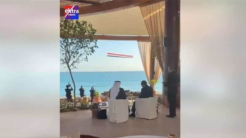 الرئيس السيسي والشيخ محمد بن زايد يتناولان الإفطار على شاطئ البحر بالعلمين