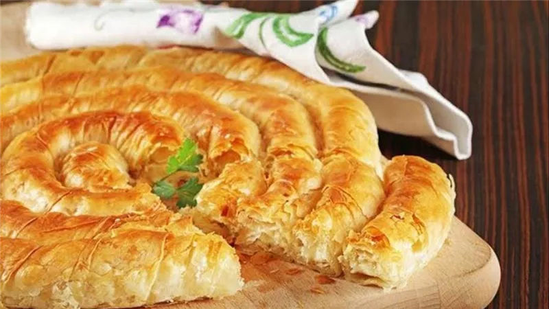فطار اليوم تركي..طريقة عمل بوريك بالجبنة وسلطة منعشة بخطوات سهلة