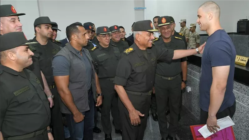 القائد العام للقوات المسلحة يتفقد اختبارات القبول بالأكاديمية العسكرية المصرية