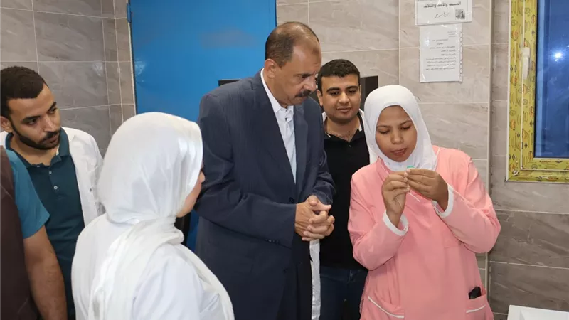 في جولة مفاجئة.. محافظ سوهاج يتفقد قرية البربا ويحيل مسئولين للتحقيق