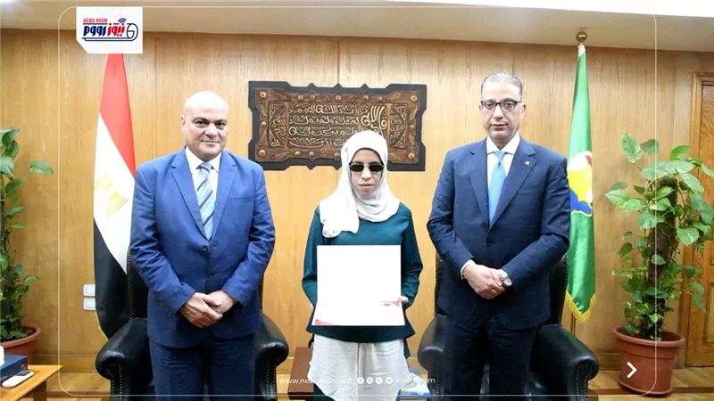  محافظ الفيوم يكرم إحدى الفتيات الكفيفات لمحو أميتها والتحاقها بالجامعة