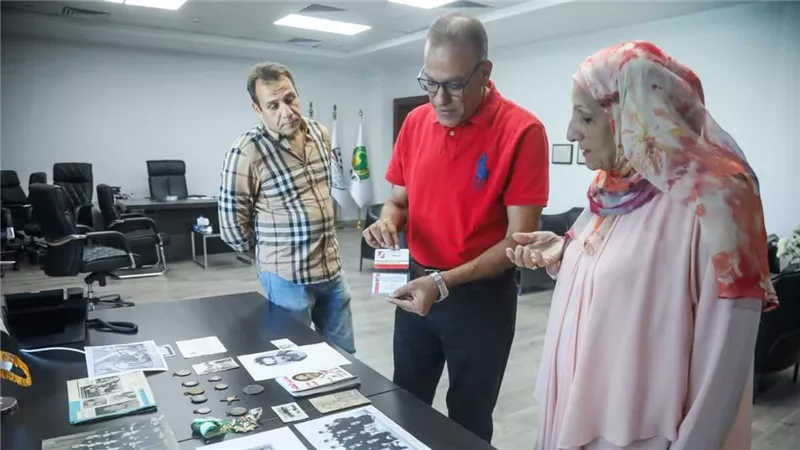 أسرة أسطورة الكرة المصرية عبد الكريم صقر تهدي أبرز مقتنياته لاتحاد الكرة