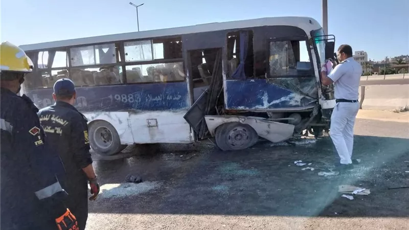 إصابات طفيفة..  انقلاب أتوبيس شركة ليسيكو على الطريق الدولي في الإسكندرية 