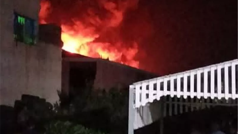 حريق هائل في مخزن لإعادة تدوير الكاوتش والمخلفات البلاستيكية بالغربية