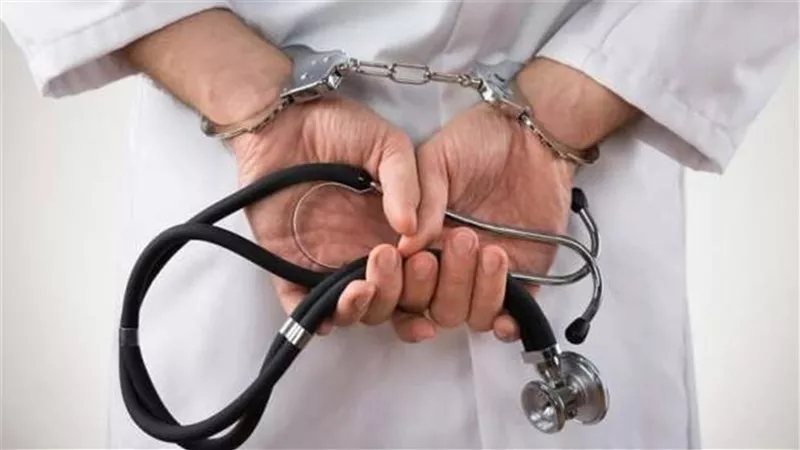 تصل لمليوني جنيه وحبس حتى 5 سنوات.. تعرف على عقوبة الخطأ الطبي 