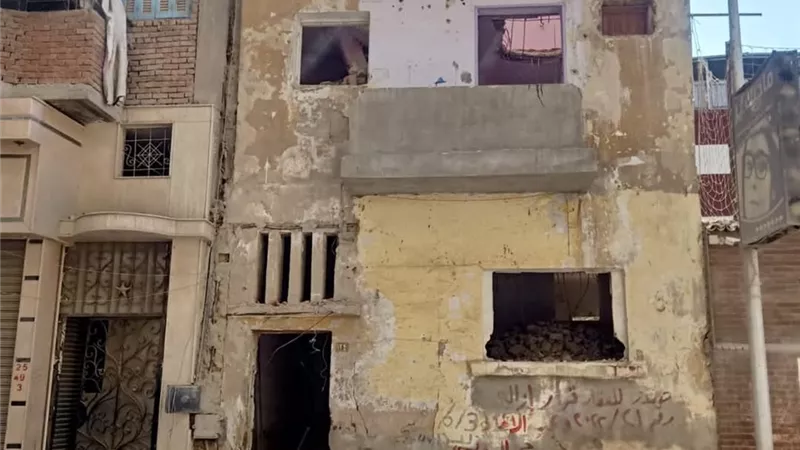 لخطورته على الأهالي.. إزالة عقار آيل للسقوط في السويس