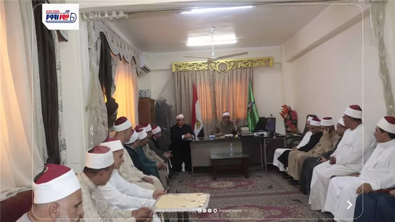 مدير أوقاف الفيوم يجتمع بمديري الإدارات ويوجه بجعل المساجد مصدر إشعاع وتثقيف