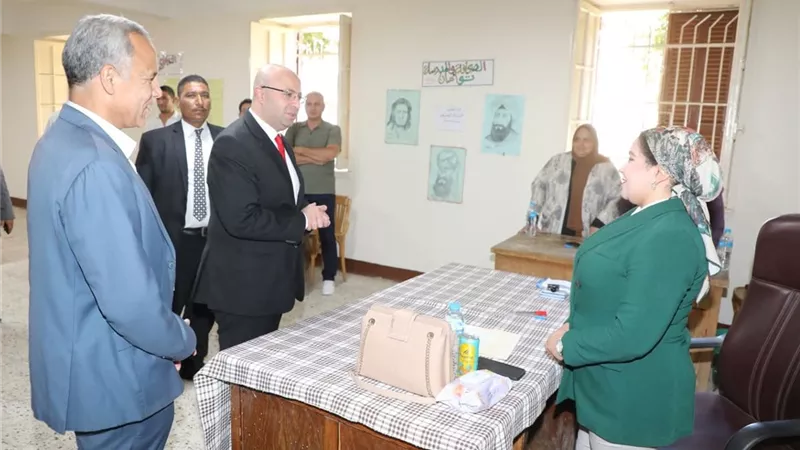محافظ بني سويف يتابع أعمال فتح اللجان والاقتراع في اليوم الثاني لجولة الإعادة