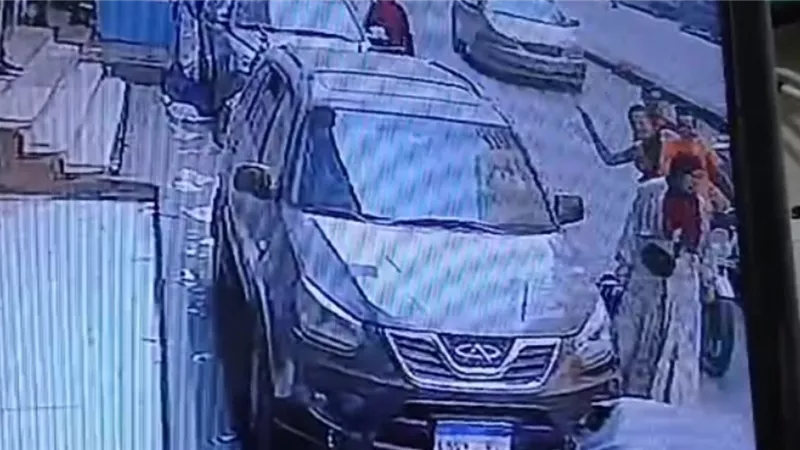الأمن يفحص فيديو لثلاثة شباب يتعدون على السيدات بكرباج ويصيبون مسنا بفيصل