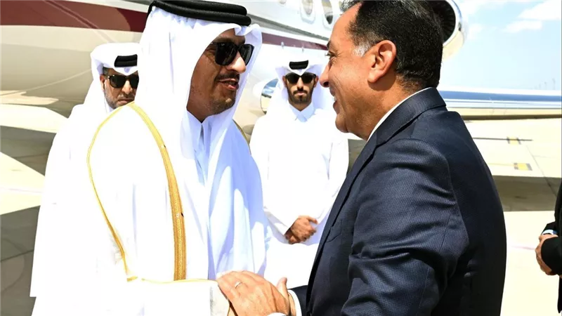 رئيس الوزراء يستقبل نظيره القطري بمطار العلمين الدولي
