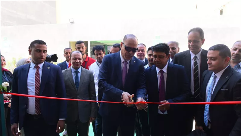 وزير العمل يفتتح صالة الإنتاج الجديدة بشركة جولدن ستارز للملابس الجاهزة