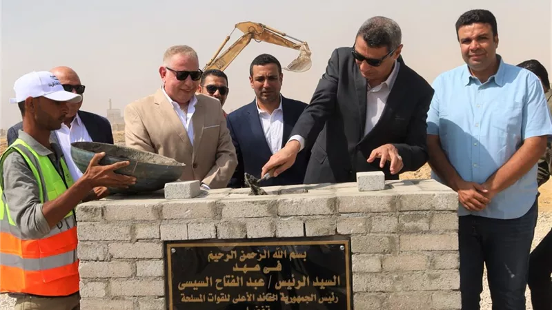 محافظ السويس يضع حجر الأساس لمشروع إنشاء “١٠٤” عمارة إسكان بديل بحي عتاقة