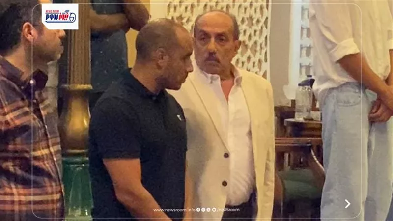 واقف جنب الأسرة وبياخد عزاءه.. أحمد صيام أول حاضرين وداع المنتج طارق صيام