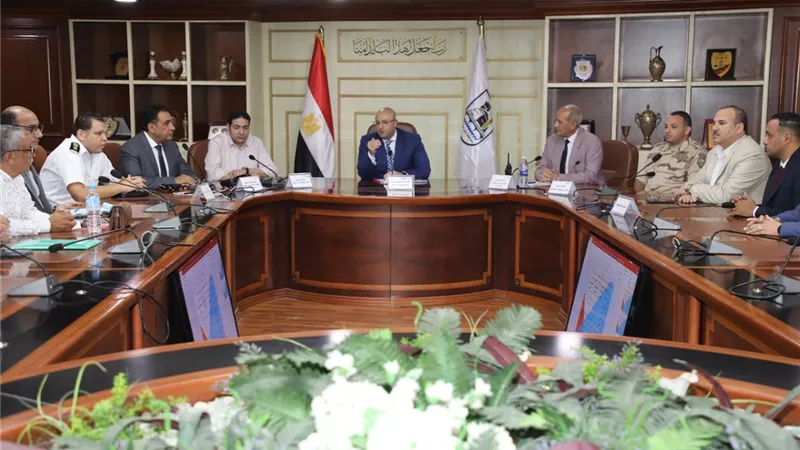 محافظ بني سويف يتابع من غرفة عمليات الديوان العام غلق اللجان وبدء أعمال الفرز 