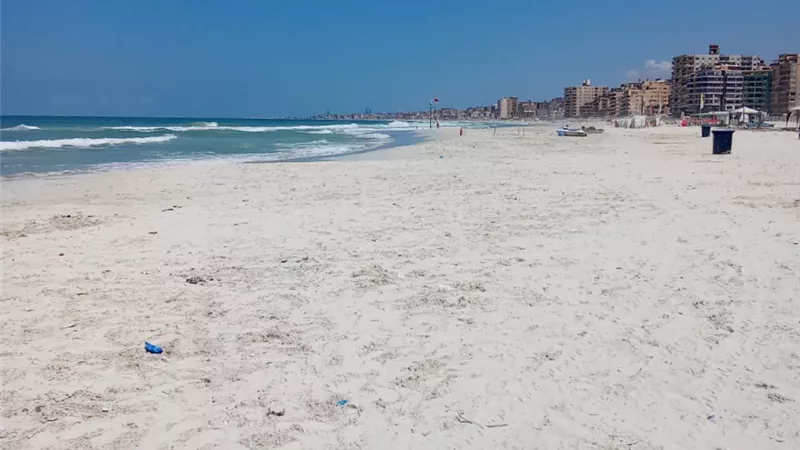 بعد مشاجرتهم مع العمال.. إخلاء شاطئ النخيل من المصطافين حرصا على سلامتهم