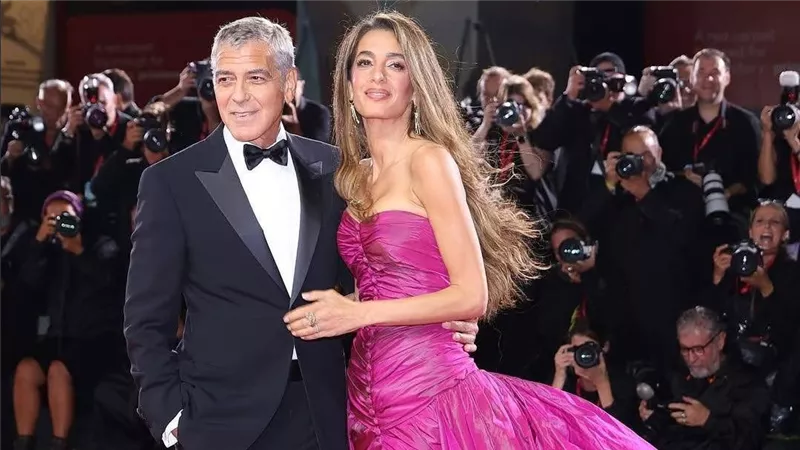 بعد شائعات انفصالهما.. أمل وجورج كلوني يخطفان الأنظار في فينيسيا 