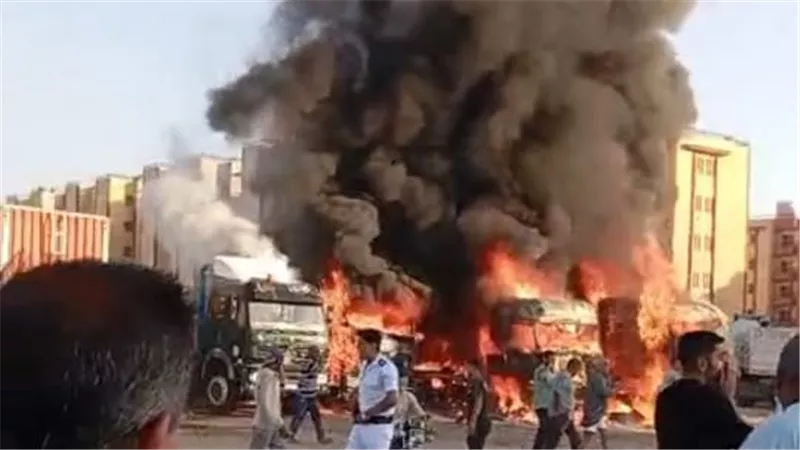 السيطرة على حريق التهم 4 سيارات نقل في جراج خلف مستشفى القرين بالشرقية