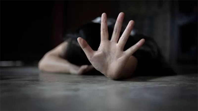 بلاغ للنائب العام والداخلية.. سيدة تستغيث: والدي اغتصبني تحت التهديد أمام بنتي