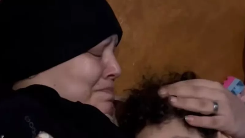 أم على فراش المرض بسبب السرطان.. وطفل ينتظر طوق النجاة 