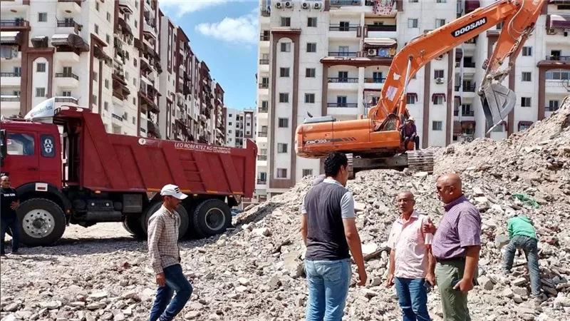 استجابة لمطالب المواطنين.. بدء اعمال رفع أكوام الرتش بشارع الصباح ببورسعيد