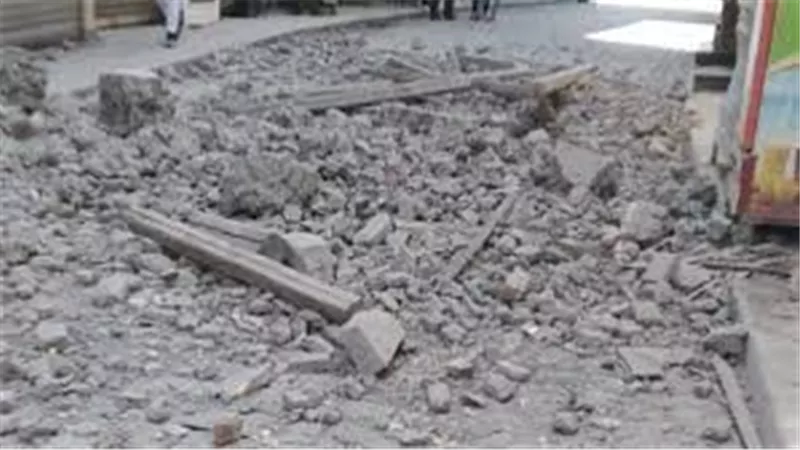 إصابة شخص في انهيار جزئي لعقار بشارع المعز بالجمالية