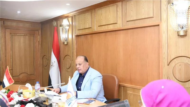 سكرتير عام مساعد قنا يناقش الخطة العاجلة للسكان في مركز أبوتشت|صور