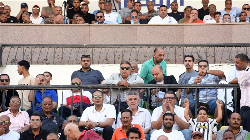 كان وسط الجمهور.. محافظ الدقهلية يشهد مباراة فريق المنصورة من داخل الملعب