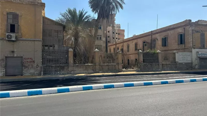 إزالة الدبش الأبيض من سور مبنى المساجيري بالسويس وضبط المتعدي