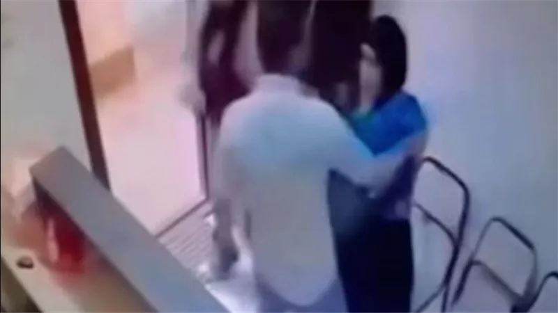 الأمن يفحص فيديو يوثق تعدى صاحب سنتر دروس على  سيدة عامله بالمكان
