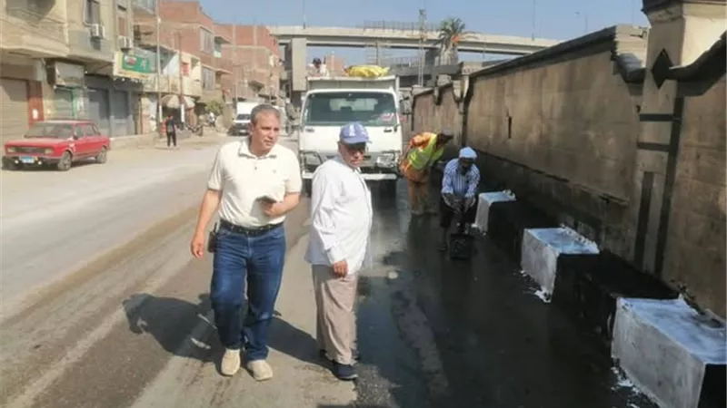 رئيس مدينة الزقازيق يتابع أعمال النظافة والتجميل بطريق الزقازيق بلبيس