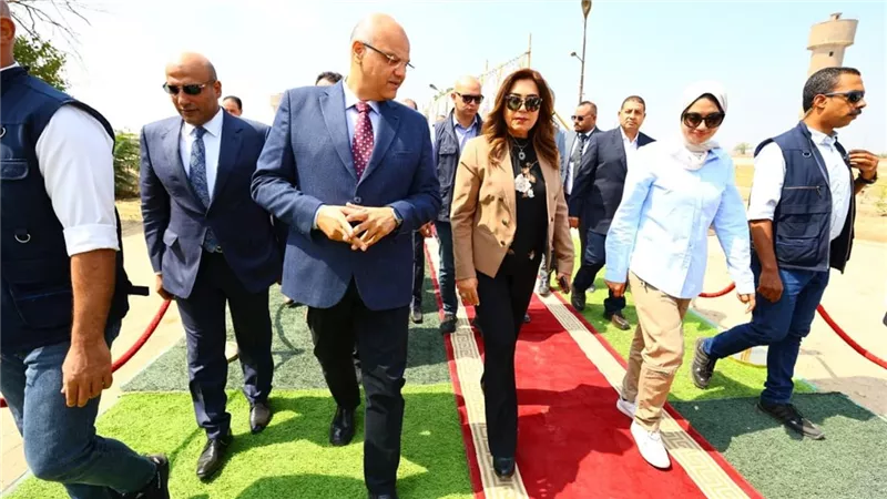 وزيرة التنمية المحلية ومحافظ القليوبية يشهدان مشروع الـ 30 مليون بيضة 
