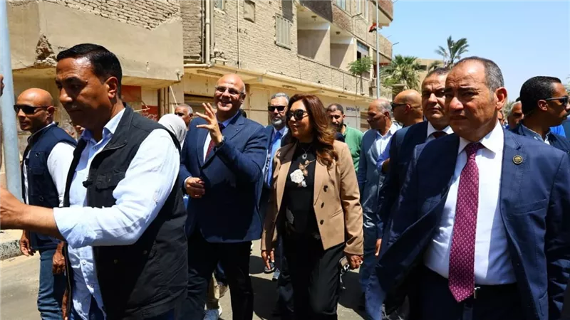 وزيرة التنمية المحلية ومحافظ القليوبية يتابعان تطويرشارع نبوية موسى