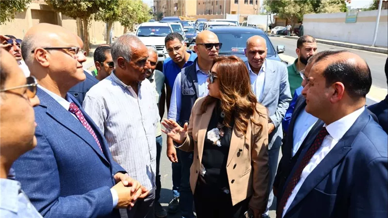 وزيرة التنمية المحلية ومحافظ القليوبية يفتتحان تطويرشارع نبوية موسي
