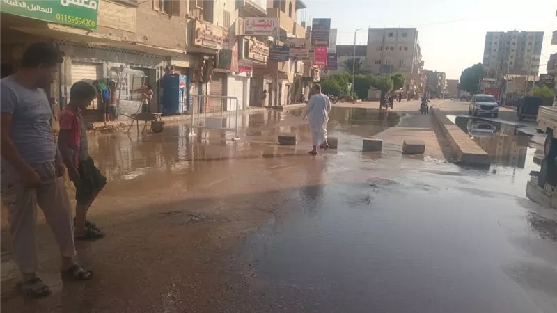 كسر ماسورة مياه مركز ابوتشت امام المستشفي العام في قنا|صور