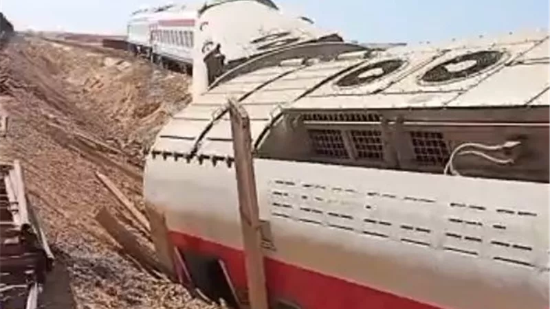 شهامة المصرين.. الأهالي يوزعون المياه على مصابين حادث قطار مطروح 
