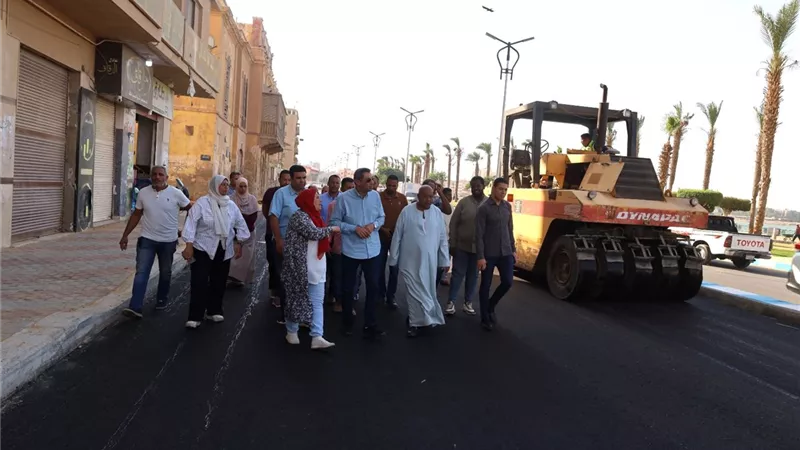 محافظ السويس يتفقد شارع بورسعيد لمتابعة أعمال التطوير والرصف