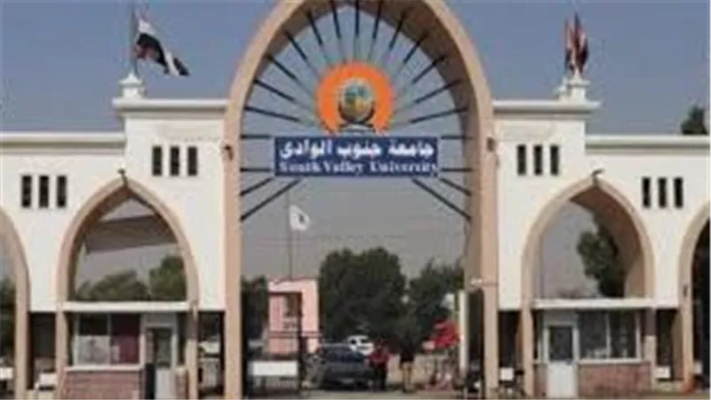رئيس جامعة جنوب الوادي يتابع المشروعات التطويرية داخل الحرم الجامعي