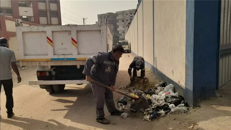 رئيس مدينة دسوق يتابع سير العمل بمنظومة النظافة والتجميل