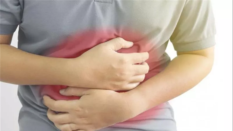 تقلصات البطن المتكررة : الأسباب الرئيسية وطرق العلاج الفعّالة 