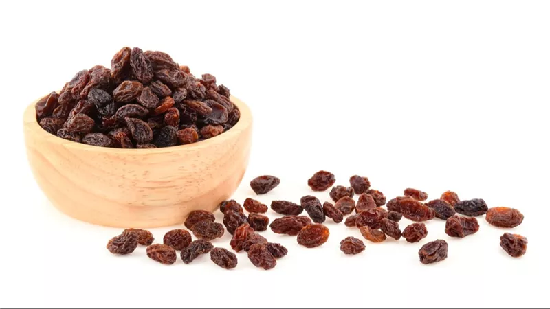 طريقة عمل الزبيب الأحمر في المنزل.. خطوات سهلة وفوائد مذهلة