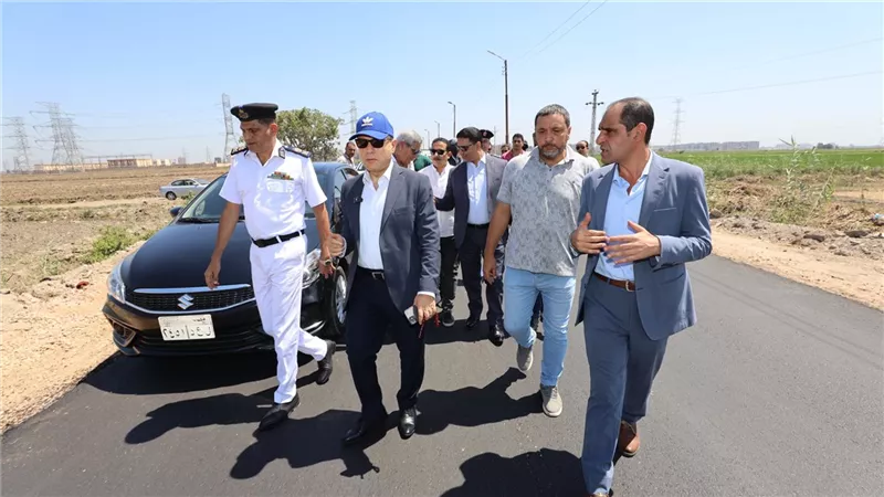 محافظ كفرالشيخ يتفقد أعمال رصف طريق روينة بطول 1.5 كم ضمن الخطة الاستثمارية 