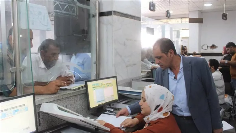 رئيس مدينة كفر الشيخ يتابع سير العمل داخل المركز التكنولوجي ويستمع للمواطنين