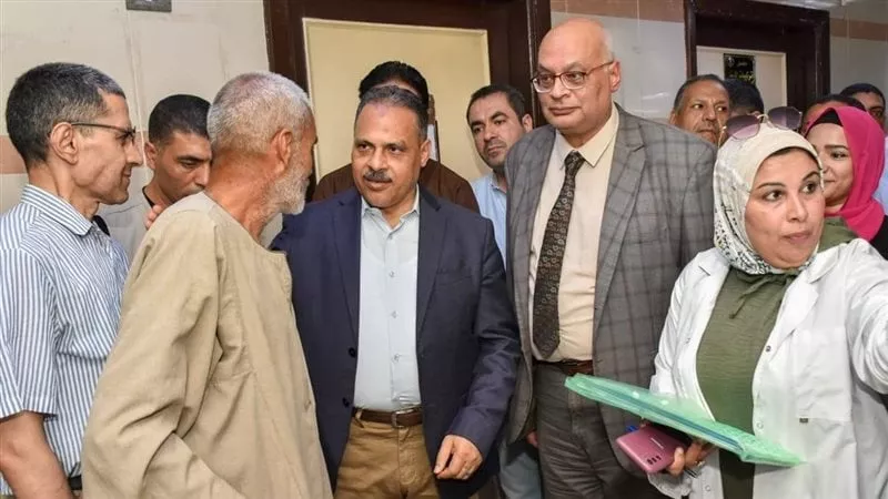 محافظ الشرقية يتفقد عيادة المبرة للتأمين الصحي ويتابع مستوى الخدمة الطبية 