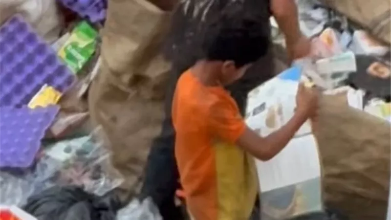 بيحلم يتعلم.. طفل يبحث عن الكتب ويقرأ وسط القمامة 